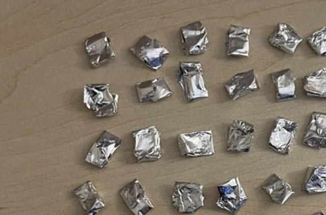 Automobilio patikrinimo metu rastas 31 paketėlis su galimai narkotinėmis medžiagomis
