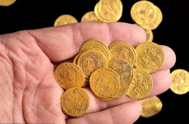 Archeologai Izraelyje rado VII a. auksinių monetų