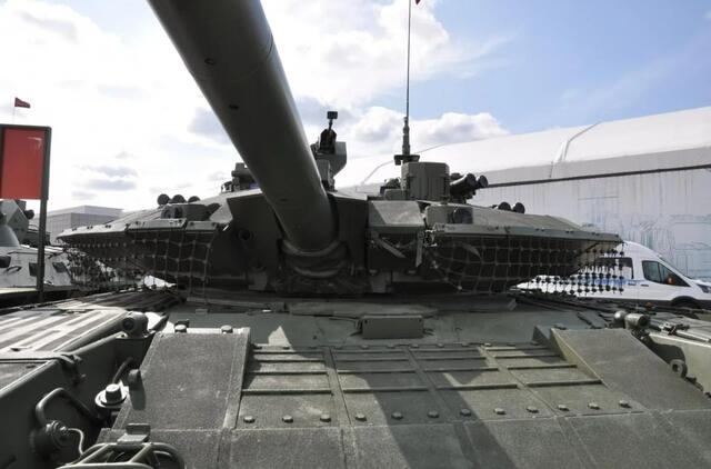 Rusija nebegamina naujų tankų T-90