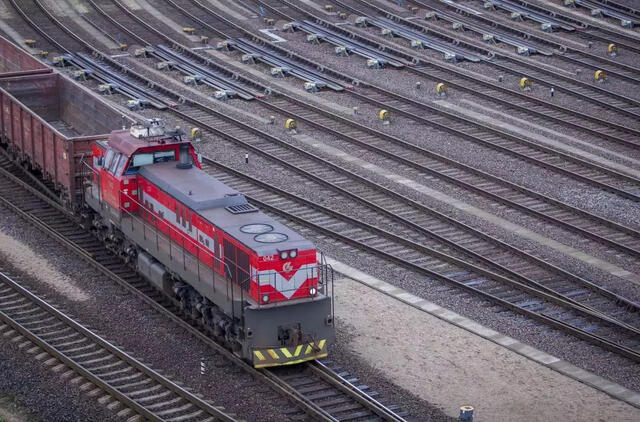 Sumažėjus kroviniams ir pajamoms iš Rytų, „Lietuvos geležinkeliai“ nuo šių metų balandžio mėn. atleido 1,2 tūkst. darbuotojų.