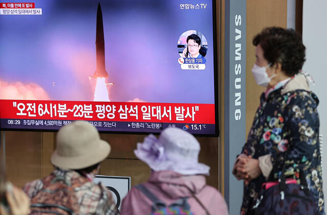 Šiaurės Korėja tęsia raketų bandymus.