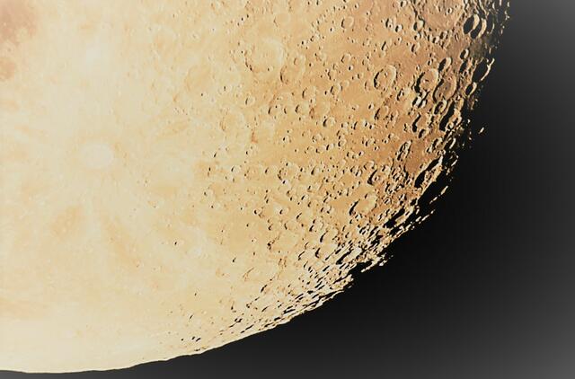 NASA išplatino Mėnulio nuotraukas, darytas iš labai arti
