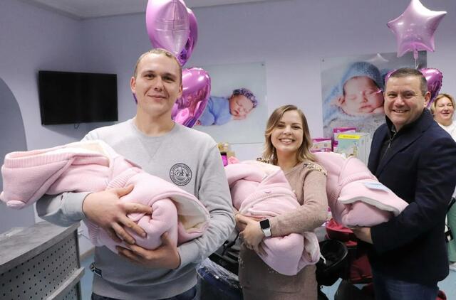 Odesos medikai padėjo iš Charkovo perkeltai moteriai pagimdyti trynukus