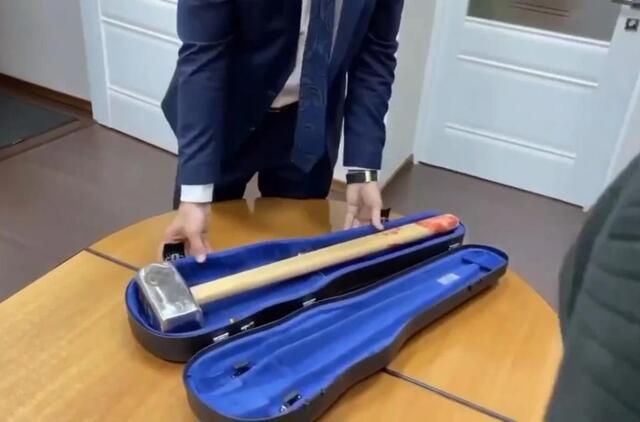 Vagnerio vadeiva Europos Parlamentui įteikė kruviną kuvaldą