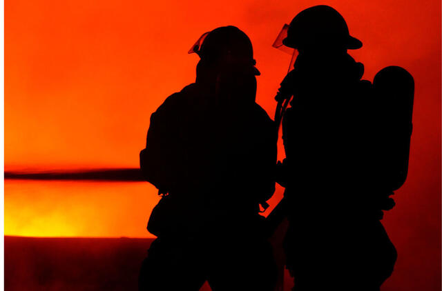 Iš degančio namo senolę ant rankų išnešė ugniagesiai: įtariama, kad moters namai padegti tyčia 