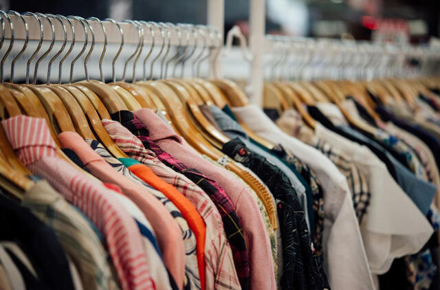 Pavasarinis drabužių spintos atnaujinimas tvariau: esminės taisyklės padės sutaupyti