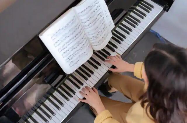 Grojimas pianinu gali padėti spręsti psichikos sveikatos problemas, įveikti depresiją