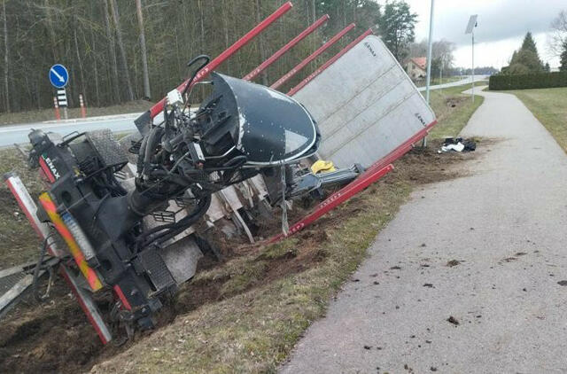 Girtas Vilkiko Vairuotojas Pasijuto Lenktynininku: Finišo Tiesiąją ...