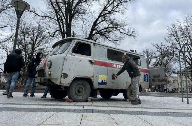 Galima išvysti rusų karių sušaudytą Charkovo srities medikų automobilį
