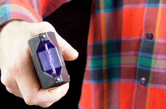 Rusijos Dūma ragina parduotuvių pardavėjus aprūpinti elektrošoko pistoletais