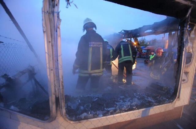 Ugnies paženklintos nelaimės: degė statybininkų vagonėlis ir metalo dirbtuvės 