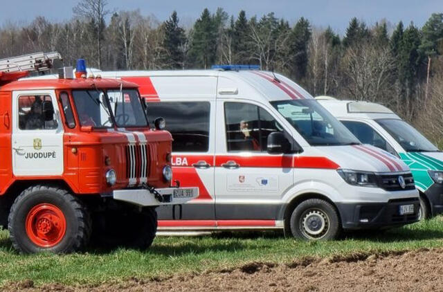 padegus nuosavą automobilį, nukentėjo ir jo padegėjas, ir jį bandžiusi raminti moteris