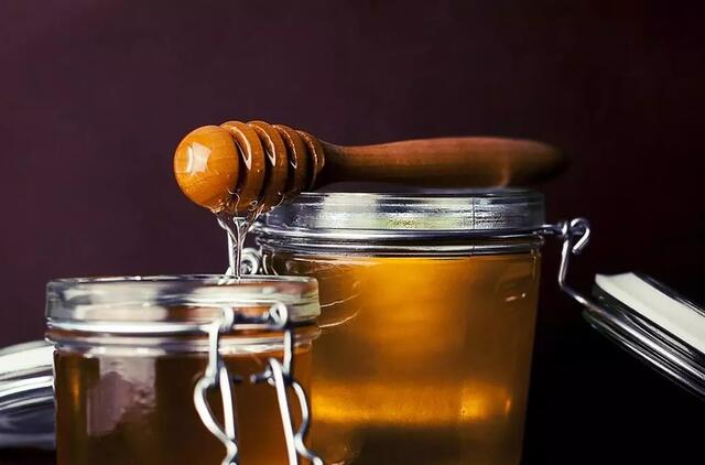 Kokiomis ligomis sergant negalima valgyti medaus