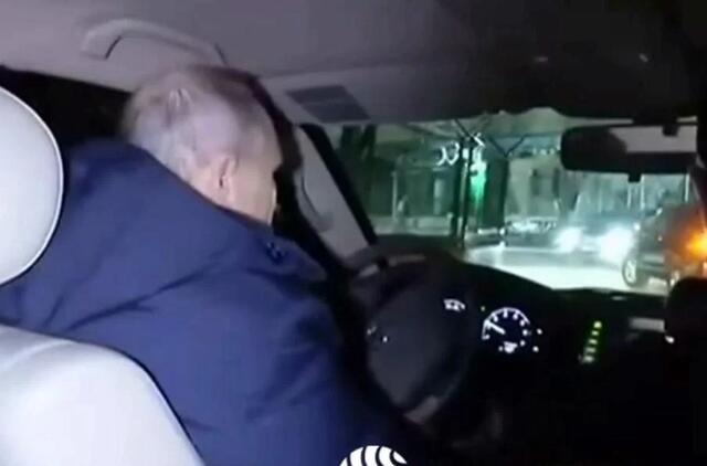 Rusijos propagandistai paviešino keistą Putino "vizito" Mariupolyje vaizdo įrašą
