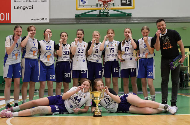 ČEMPIONĖS. Štai ši Klaipėdos krepšinio mokyklos U16 mergaičių komanda pelnė nugalėtojų taurę ir aukso medalius. Organizatorių nuotr.