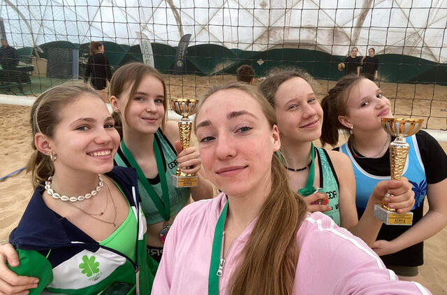 TARP LYDERIŲ. Klaipėdos pliažo tinklinio klubo atstovės iškovojo sidabro ir bronzos medalius bei taures. KBC nuotr.