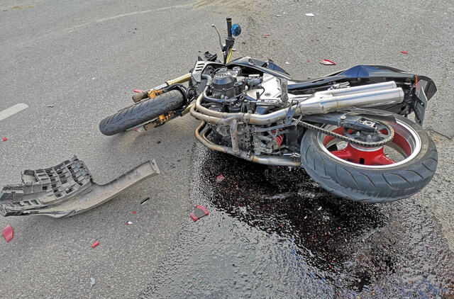 Rokiškio rajone žuvo nuo kelio motociklu nuslydęs ir į stulpą rėžęsis vyras