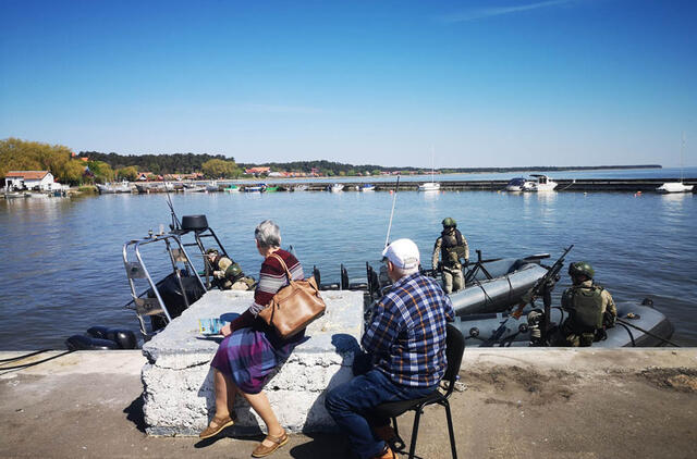 PATRULIUOS. Gyventojai ir poilsiautojai Nidoje gali lengviau atsikvėpti - fuzilieriai patruliuos Kuršių mariose ir saugos priekrantes. Jurgos PETRONYTĖS nuotr.