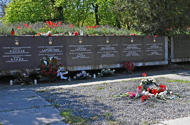 NOSTALGIJA. Dar likus kelioms dienoms iki gegužės 9-osios uostamiesčio Skulptūrų parke demontuotame Antrojo pasaulinio karo aukoms skirtame memoriale, penkiakampės žvaigždės formos vadinamosios amžinosios ugnies įrenginio vietoje, jau buvo padėtos gėlės. Teigiama, kad čia jos nuolat nešamos nuo pat memorialo Simono Daukanto gatvėje desovietizacijos. Vitos JUREVIČIENĖS nuotr.