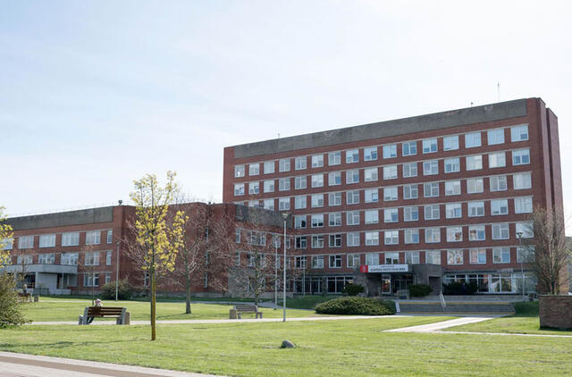 PASALA. Slapta Klaipėdos miesto poliklinikoje apsilankę ir vaizdą bei garsą fiksuojančią įrangą sumontavę Specialiųjų tyrimų tarnybos agentai pričiupo kyšininkavusią Šeimos medicinos skyriaus vedėją. Vitos JUREVIČIENĖS nuotr.