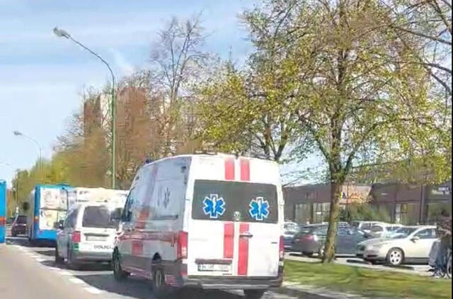 NEPASISEKĖ. Dėl užlindusio visureigio staigiai stabdytame maršrutiniame autobuse nukentėjo dvi nepilnametės ir keturios pensininkės. „Vakarų ekspreso“ skaitytojo nuotr.