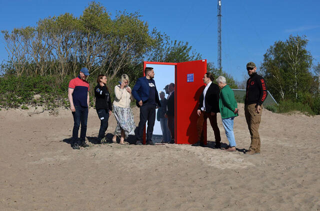 INSTALIACIJA. Apžiūrima meninė instaliacija „Durys į save: smurto akivaizdoje“, raginanti vyrus nebijoti kreiptis pagalbos. Klaipėdos apskrities pagalbos vyrams centro nuotr.