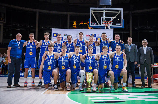 SIDABRINIAI VAIKINAI. Štai šie Klaipėdos Vlado Knašiaus krepšinio mokyklos auklėtiniai iš Panevėžio parvežė sidabro medalius. Organizatorių nuotr.