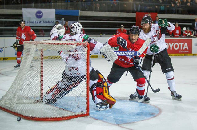 ĮSIMINTINA ISTORIJA. Tai, kad Klaipėda yra pajėgi suorganizuoti aukščiausio lygio ledo ritulio batalijas, buvo įrodyta 2017 metais, kai „Švyturio“ arenoje vyko „CROWNS Baltic Challenge cup“ turnyras ir jame ant ledo, vilkėdamas Lietuvos rinktinės marškinėlius, lipo buvusi NHL žvaigždė, olimpinis čempionas Darius Kasparaitis. hokey.lt nuotr.
