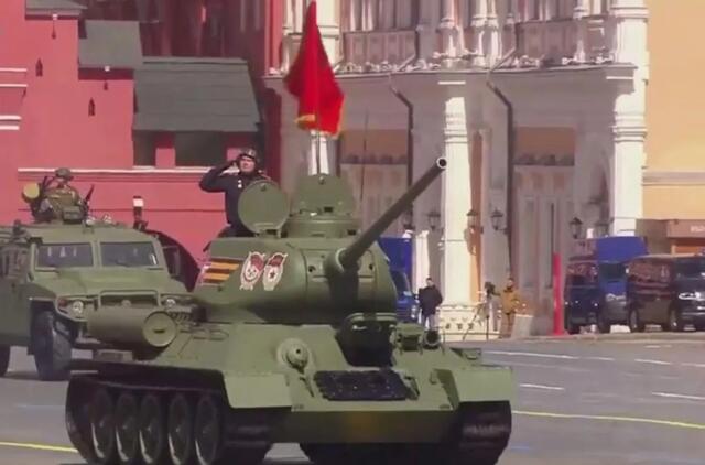Piktinamasi gėdingu Putino paradu Raudonojoje aikštėje