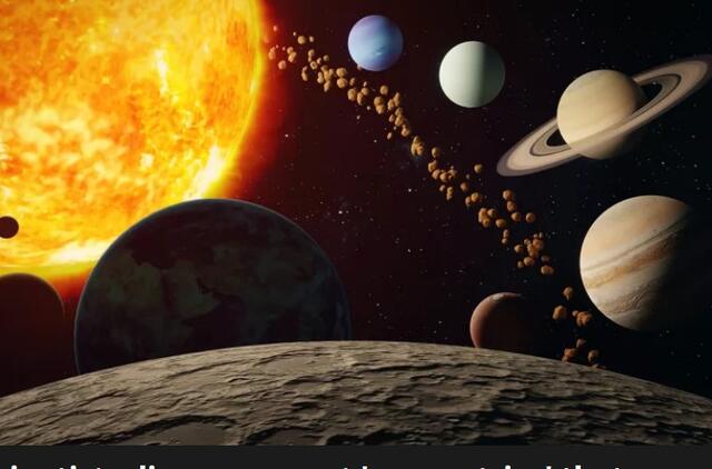 Visų Saulės sistemos planetų, išsidėsčiusių lanku aplink Saulę, iliustracija