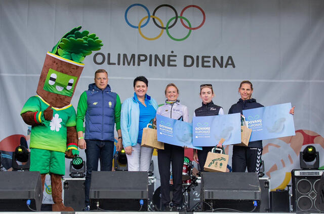 ŠAUNUOLĖ. Vilmantė Gruodytė (antra iš dešinės) 5 km bėgimo varžybose iškovojo trečiąją vietą. Vytauto DRANGINIO nuotr.