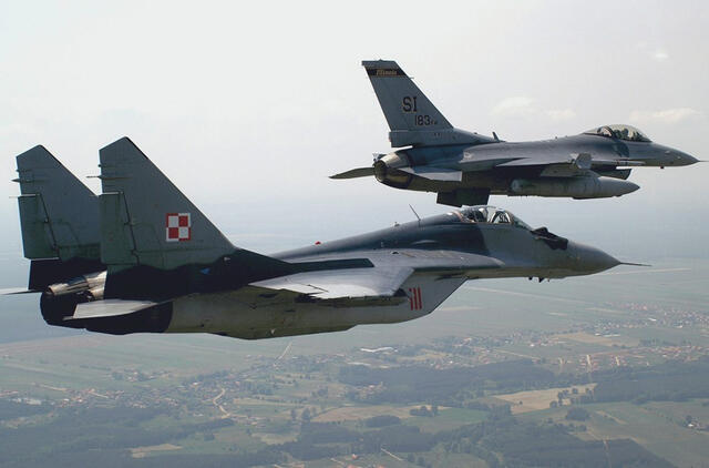  Lenkijos karinių oro pajėgų naudoti F-16 ir MiG-19 naikintuvai. Wikimedia Commons nuotr.
