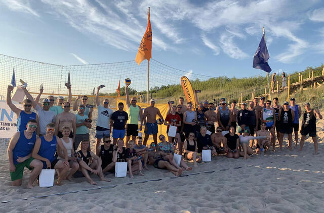 IŠSIDALIJO PRIZUS. Vasaros naktinio įmonių turnyro „Apelsinas Cup“ pirmojo etapo dalyviai ir nugalėtojai. KBC nuotr.