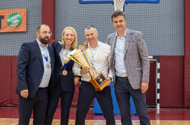PASIEKIMAS. Tomas Rinkevičius rankose laiko Rumunijos krepšinio čempionato trečiosios vietos taurę.  Sibiu CSU nuotr.