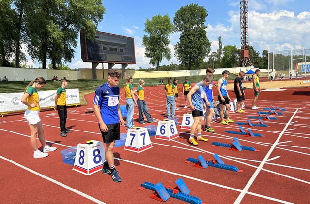 VEIKSMAS. Klaipėdos centriniame stadione dvi dienas įvairių Lietuvos miestų ir miestelių lengvaatlečiai varžėsi dėl trofėjų. Pauliaus MATULEVIČIAUS nuotr.