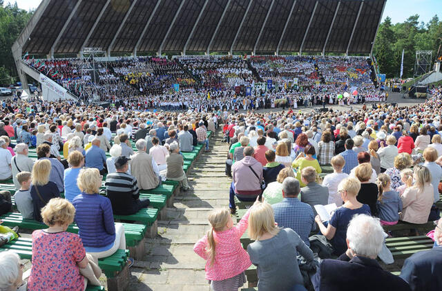 DOVANA. Šiais metais Vakarų Lietuvos krašto dainų šventė yra didžiausias Klaipėdos prijungimo 100-mečiui paminėti skirtas renginys. Eimanto CHACHLOVO nuotr.