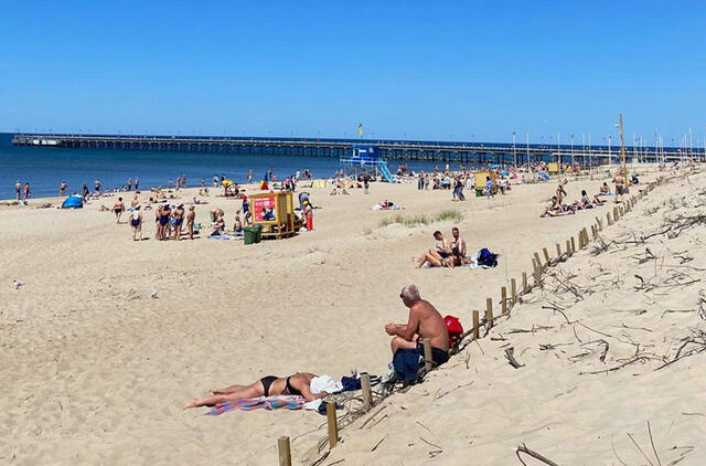 PAKANKA. Palangoje jau galima sutikti nemažai poilsiautojų. Gabijos GLIOŽERYTĖS nuotr.