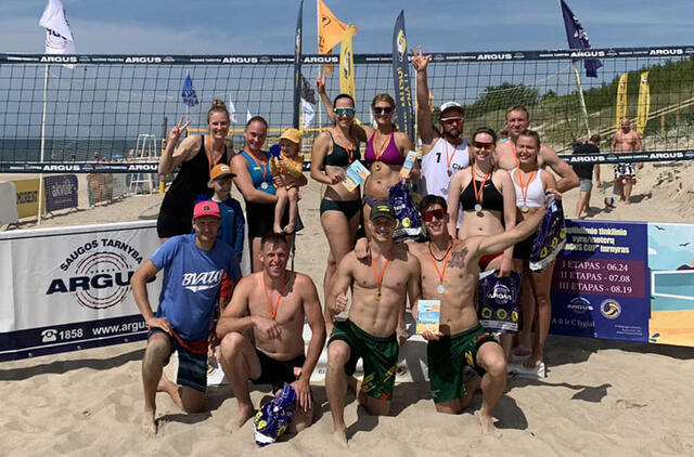 LYDERIAI. Pirmojo vasaros ARGUS CUP 2 prieš 2 paplūdimio tinklinio turnyro nugalėtojai ir prizininkai.