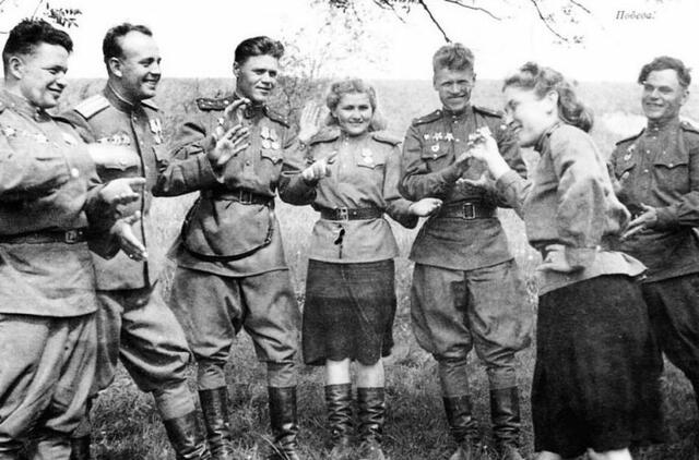 Antrajame pasauliniame kare moterys išlikti galėjo tik vienu būdu – linksmindamos vyrus.