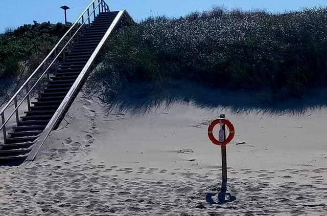  Laukiniuose Neringos paplūdimiuose iš viso pakabinti 9 gelbėjimo ratai – juos galima pastebėti ties takais į paplūdimius ar laiptais.  Neringos savivaldybės nuotr.