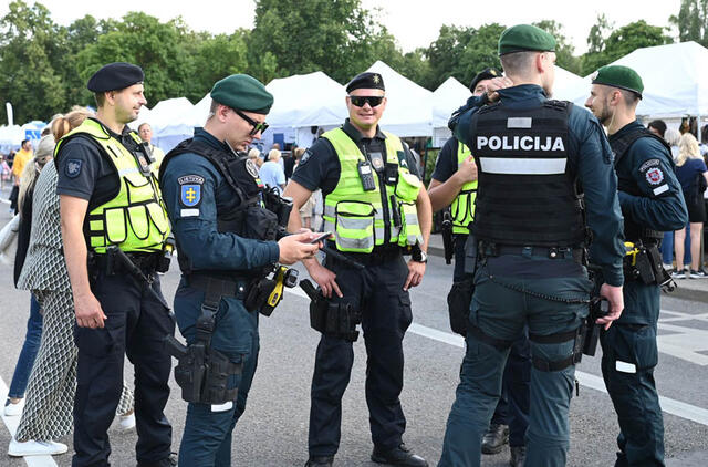 IŠMOKOME. Nors alkoholis ir liejosi laisvai, per kelias paras uostamiestyje vykusias tradicinės Jūros šventės linksmybes policininkai rimtų nusikaltimų ar skaudžių nelaimių neužregistravo.  Vitos JUREVIČIENĖS nuotr.