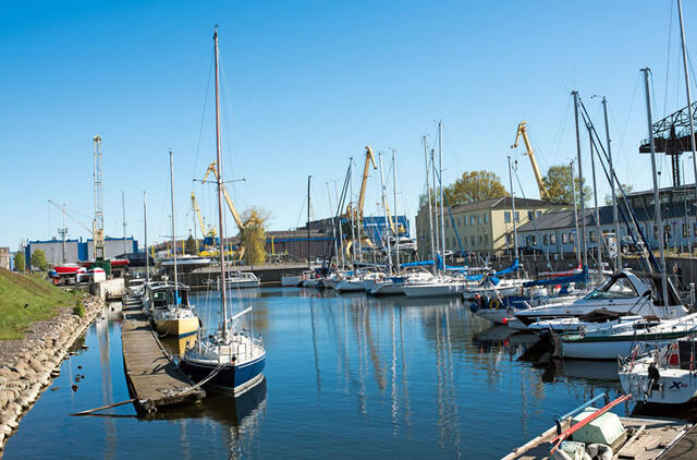 UOSTAS. Į Klaipėdos pilies uostą atplaukia jachtos ne tik iš Lietuvos, bet ir iš užsienio: iš Lenkijos, Latvijos, Vokietijos, šiek tiek iš Skandinavijos. Šiuo metu yra laivų iš Lenkijos ir Švedijos. Asociatyvi Vitos JUREVIČIENĖS nuotr.
