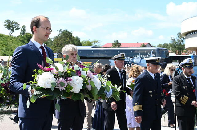 PAGERBIMAS. Prie paminklo „Albatrosas“ dedamos gėlės. Vitos JUREVIČIENĖS nuotr.