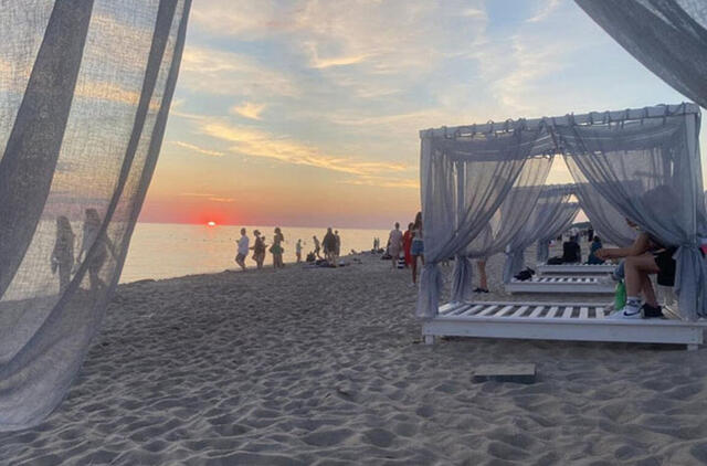 PATRAUKLI NAUJOVĖ. Poilsiautojų akis pliaže traukia iš užsienio šalių atkeliavusi naujovė - baldakimai.  Pauliaus MATULEVIČIAUS nuotr.