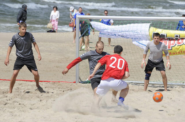 GĘSTA TRADICIJOS. Šį savaitgalį į Neįgaliųjų paplūdimį susirinkę futbolininkai atsisveikins su gražia tradicija - futbolo turnyru, kuris prieš kelerius metus dar buvo vadinamas neoficialiu Lietuvos paplūdimio futbolo čempionatu. Organizatorių nuotr.