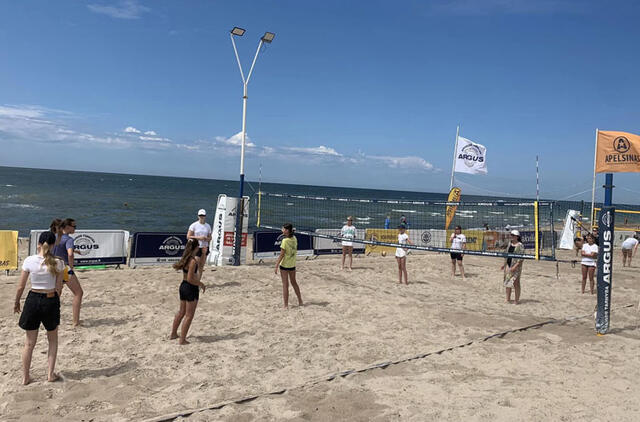 NETRŪKO VEIKLOS. Visi norintieji buvo supažindinti su paplūdimio tinkliniu, įsiliejo į įvairius netradicinius šios sporto šakos žaidimus bei užduotis. KBC nuotr.
