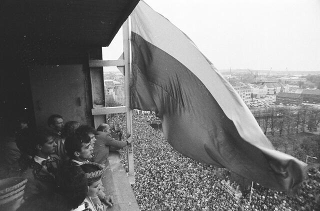 ĮVYKIS. Didžiausias Atgimimo įvykis Klaipėdoje buvo trispalvės iškėlimas Muzikinio teatro bokšte.