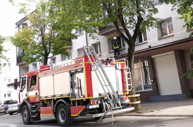 ugniagesiai ir policininkai į namus pateko pro langą