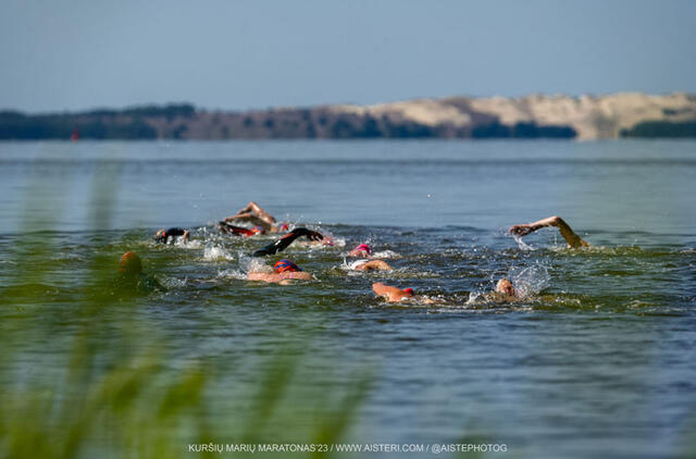  VAIZDELIS. Kuršių marių plaukimo maratono akimirkos. Dalyviai galėjo pasirinkti 2 km, 5 km arba 10 km distancijas. Aistės RIDIKAITĖS nuotr.