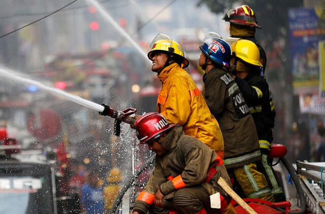 Filipinuose gaisrui kilus name, kuriame veikė drabužių fabrikas, žuvo 15 žmonių